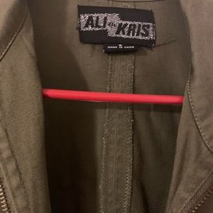 Light-weight jacket with pockets